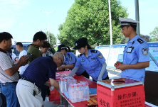 娄底高速交警开展“夏日送清凉 平安行高速”拒绝疲劳驾驶公益活动