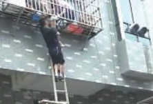 众邻合力托举“悬空梯”救下3岁女童