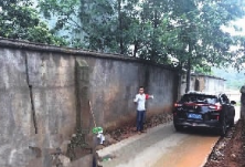 主道修路小道堵 他自制“红绿灯”义务指挥交通3个月