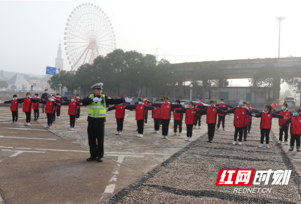 小学生走进交警大队：体验交警工作，学习安全知识