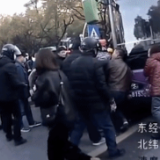 暖心！浙江杭州一七旬老人被卷公交车底 热心群众抬车救人