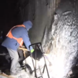 大秦铁路隧道打冰人：消除隐患 保证列车一路畅通