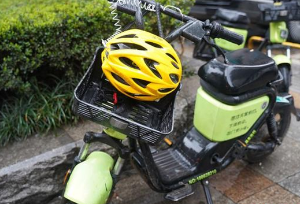 电动自行车上路纳入法制化管理 行驶需挂牌戴头盔不得上高架