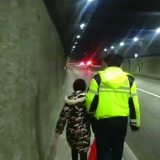 危险！带上书和面包，湘乡留守女孩徒步去寻父（图）