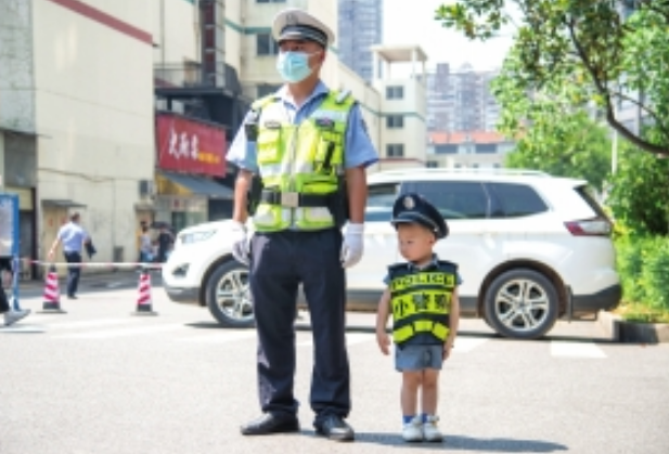 3岁小交警萌到你了吗？离高考还有5000多天，民警老爸带他提前感受氛围