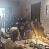 银杏树下的板凳