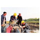 【郴州日报2版】北乡片供水项目建设工地焊接水管