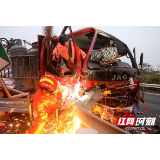 卡车撞高速公路护栏致车头损毁变形 湘潭消防紧急施救被卡司乘人员