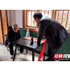 湘潭青年书法家上门为农户“量身定制”春联