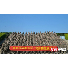 湘潭市凤凰中学国防班开展负重拉练和武装体验活动