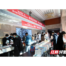 湘潭大学图书馆将书送到教学楼 让师生“零距离”借阅