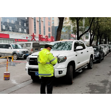 湘潭交警持续开展车辆违停整治  提醒市民文明停车