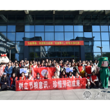 湘潭大学新生走进餐厅倡导节约粮食