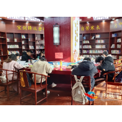 湘乡：图书馆里品书香 春节期间“充电”忙