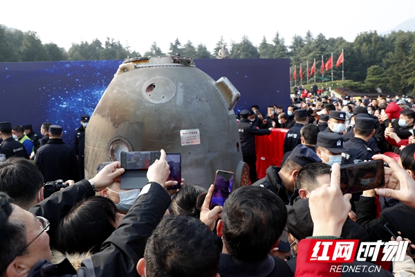 仪式结束后,游客争相与“神十”返回舱近距离接触。.jpg 仪式结束后,游客争相与“神十”返回舱近距离接触。.jpg