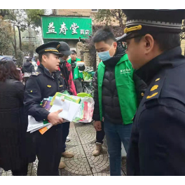 “神兽”归笼，雨湖城管忙前忙后