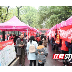 岳塘区:“弘扬雷锋精神一条街”志愿服务暖人心