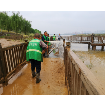 【视频】湘潭县：“泥人”火速清淤  恢复滨江风光带整洁原貌