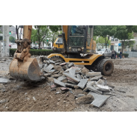湘潭城管部门开展人行道提质改造 优化市民出行环境