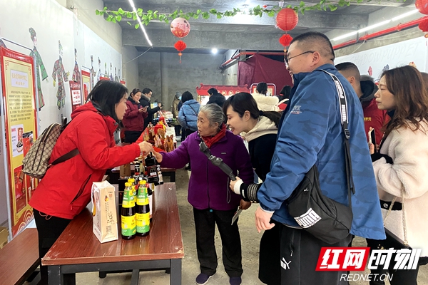非遗集市上，游客正在咨询湘潭特产龙牌酱油。.jpg