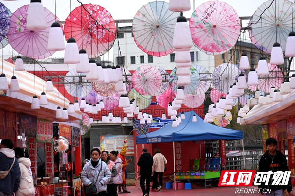 密密麻麻的油纸伞装点着窑湾新春庙会。.jpg
