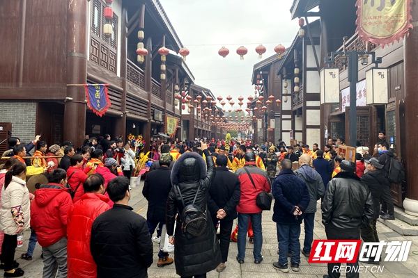 窑湾景区的非遗展示现场，游客把街道围了个水泄不通。.jpg
