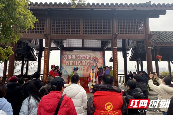 惠民演出以脍炙人口的文艺形式让游客大饱眼福。.jpg