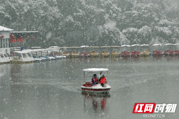 雪中泛舟游湖的市民，尽显浪漫。.jpg