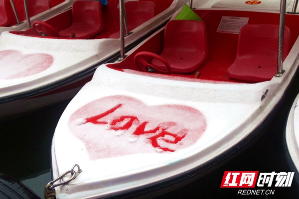 在一艘小船的前板上，浪漫的市民写下了“LOVE”。.jpg