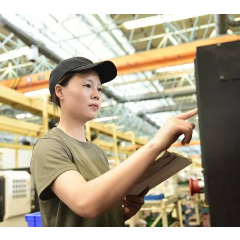 芙蓉怒放耀莲城——记江麓集团传动分厂车工黄艳