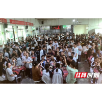 湘潭县云龙中学师生共度端午佳节
