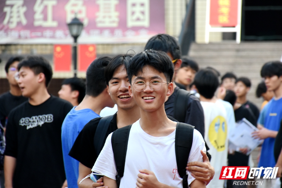 等待走出考点的阳光男孩。.jpg
