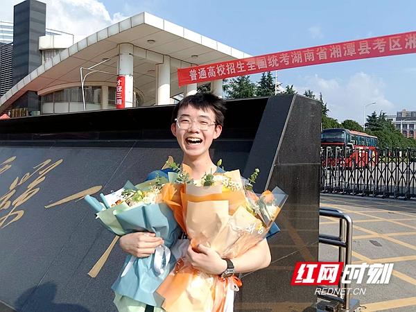 6月9日下午第一场考试结束后，在湘潭县一中考点，一位考生开心地笑了.jpg