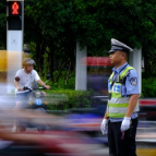 高温下的奋斗者丨交通辅警:顶骄阳踩热浪的路面“逆行者”