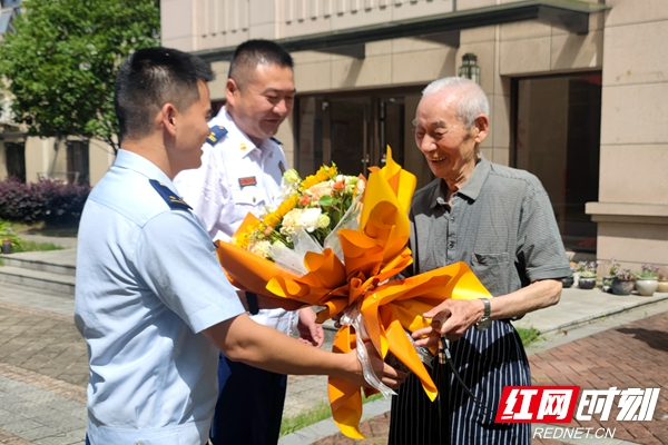 韶山消防开展“七一”慰问老党员活动（图）