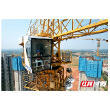 高温下的奋斗者丨塔吊司机：与太阳“肩并肩”的钢铁长臂操控者