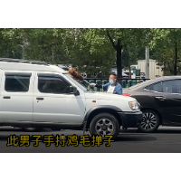 视频丨湘潭：一男子在市区机动车道上擦车乞讨  交警劝离