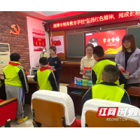 湘潭市新华书店向特校学子捐赠爱心涂鸦绘本和图书