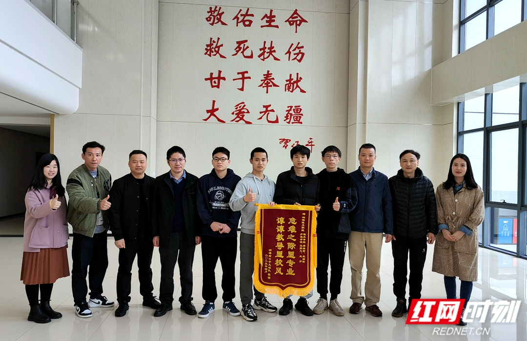 一球友踢球时心脏骤停  湘潭医卫职院学子合力抢救化险为夷