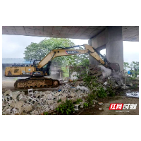 湘潭多部门联合依法拆除沪昆高速湘江桥下空间违规建筑