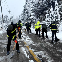 大雪天里两姐妹驾车被困 湘乡市中沙镇积极救援显担当