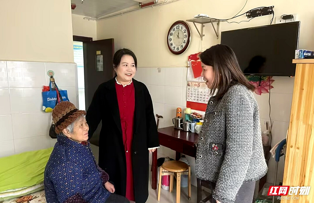 应对低温雨雪天气 岳塘区民政局“物资+服务”送冬日温暖