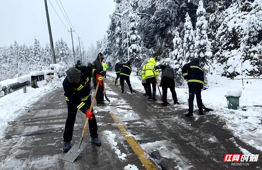 大雪天里两姐妹驾车被困 湘乡市中沙镇积极救援显担当