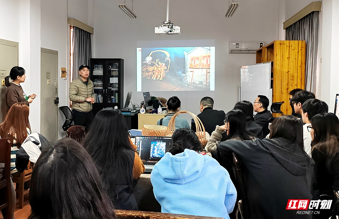 湘潭“火龙舞”走进湘大课堂 寻找“非遗”传承新方向