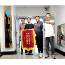 湘潭医卫职院学子傅文艺见义勇为获赠锦旗