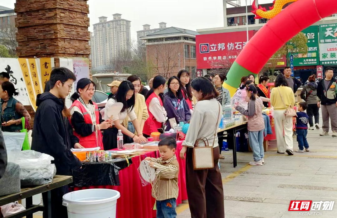 民乐社区慈善基金开展“爱心传递 温暖同学”义卖活动.png 民乐社区慈善基金开展“爱心传递 温暖同学”义卖活动.png