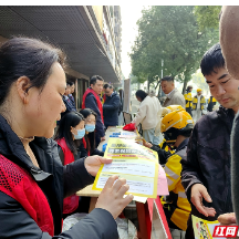 视频丨湘潭多部门联合开展外卖骑手养老保险补贴宣讲与现场办理