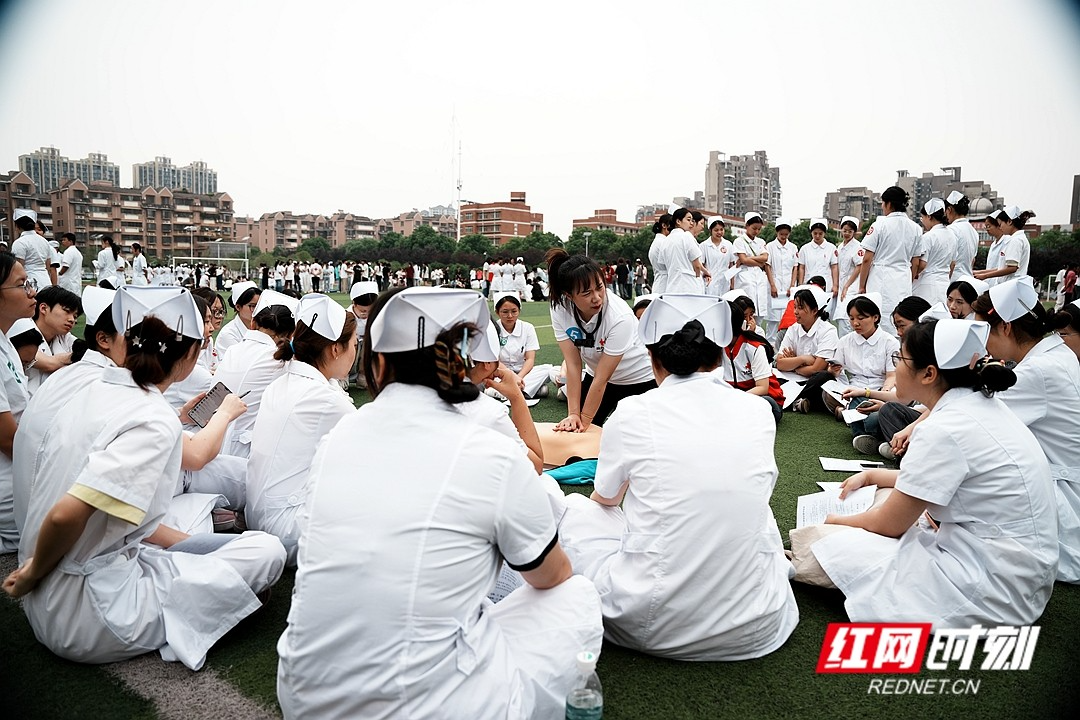 湘潭医卫职院千名师生参加救护员培训