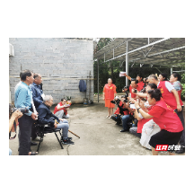 岳塘区摄影家协会慰问抗战老兵