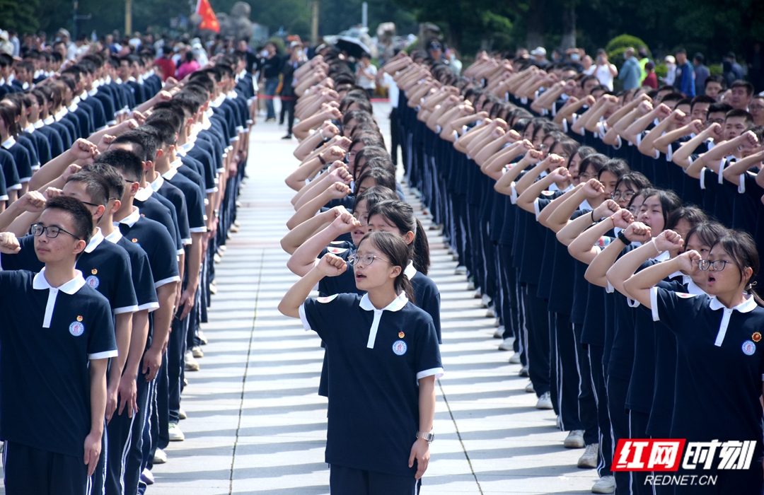 青年学子现场齐诵誓词“请党放心 强国有我”。.jpg